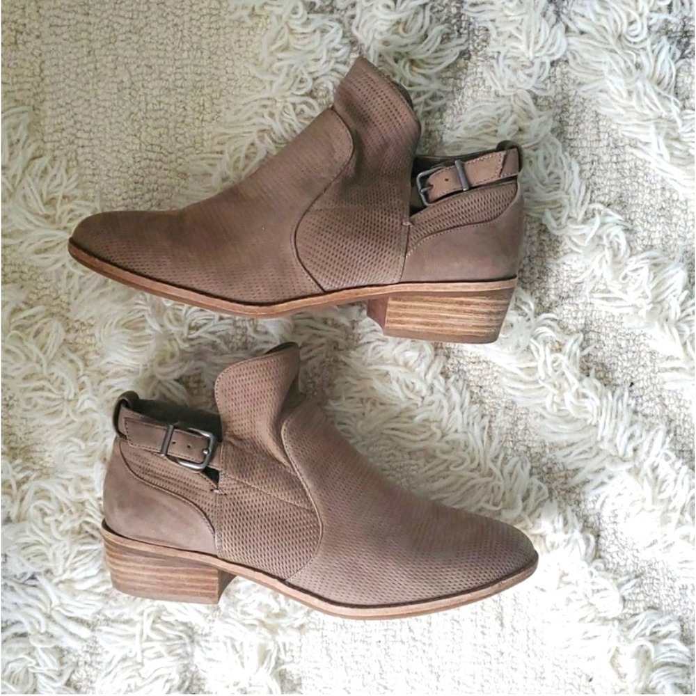 Gianni Bini Taupe Perforated Ankle Booties – Chic Western Boho Vibe Size 8.5M